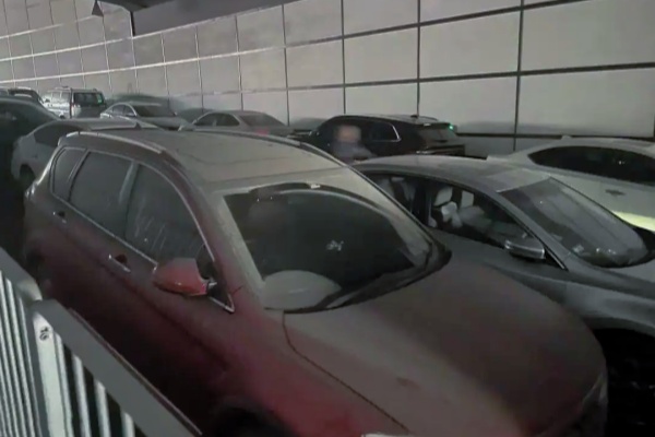 深圳多區(qū)域現(xiàn)“僵尸車”圍城：市政路擁堵、停車場占位，治理為何遇阻？